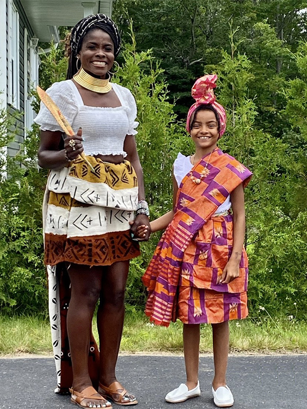 L’Amazone Elvire et sa fille. Une image puissante qui illustre bien  l’espoir véhiculé par ce poème. Femme d’Afrique, Femme d’espoir. Puisse nos jeunes filles, nos jeunes générations d’Amazones porter fièrement le sceau de la liberté exprimée et vécue.
